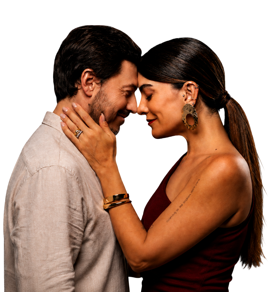 Casal de mãos dadas, testa com testa